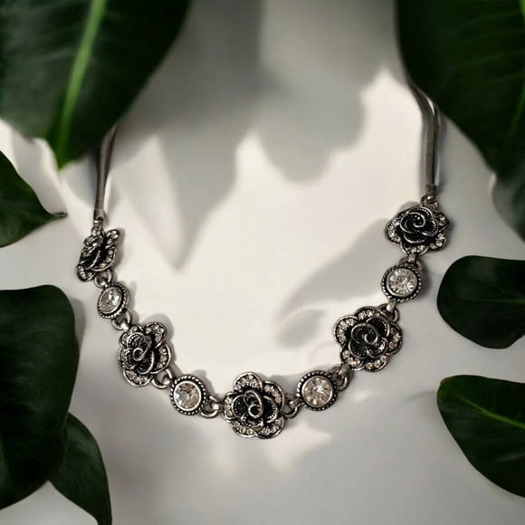 Jewelry - Pretty Floral Statement necklace